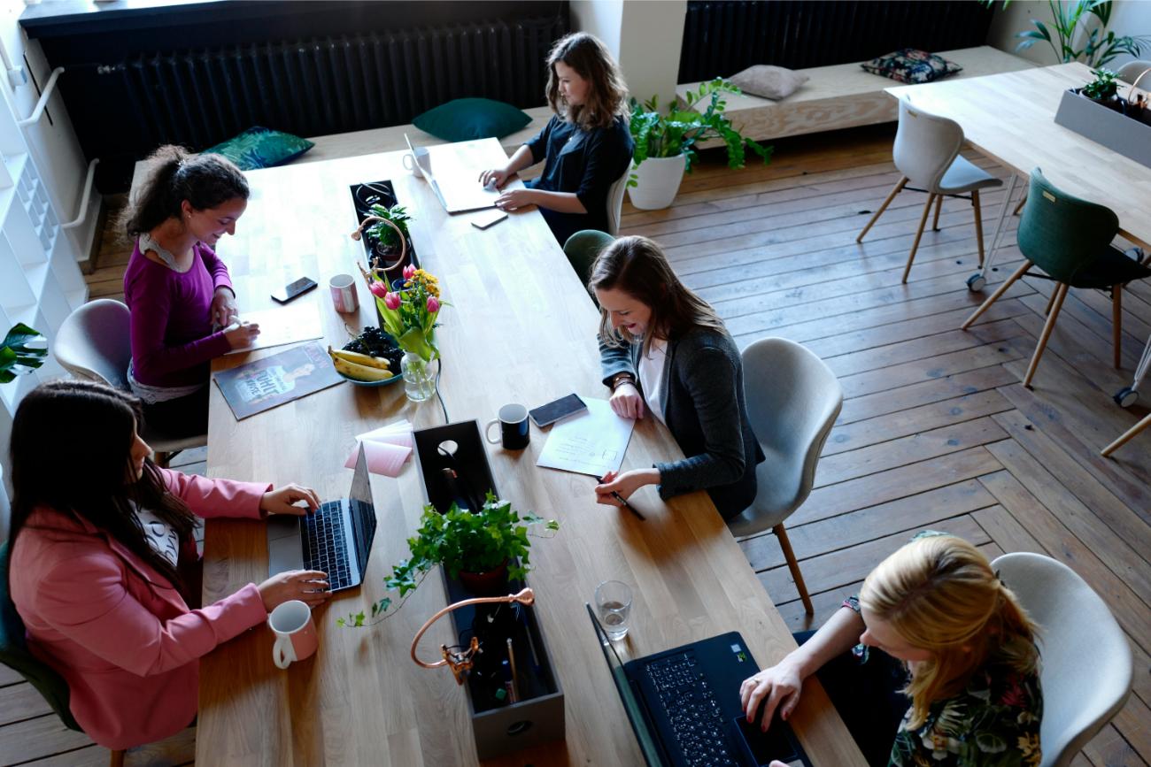 Frauen arbeiten an Schreibtischen