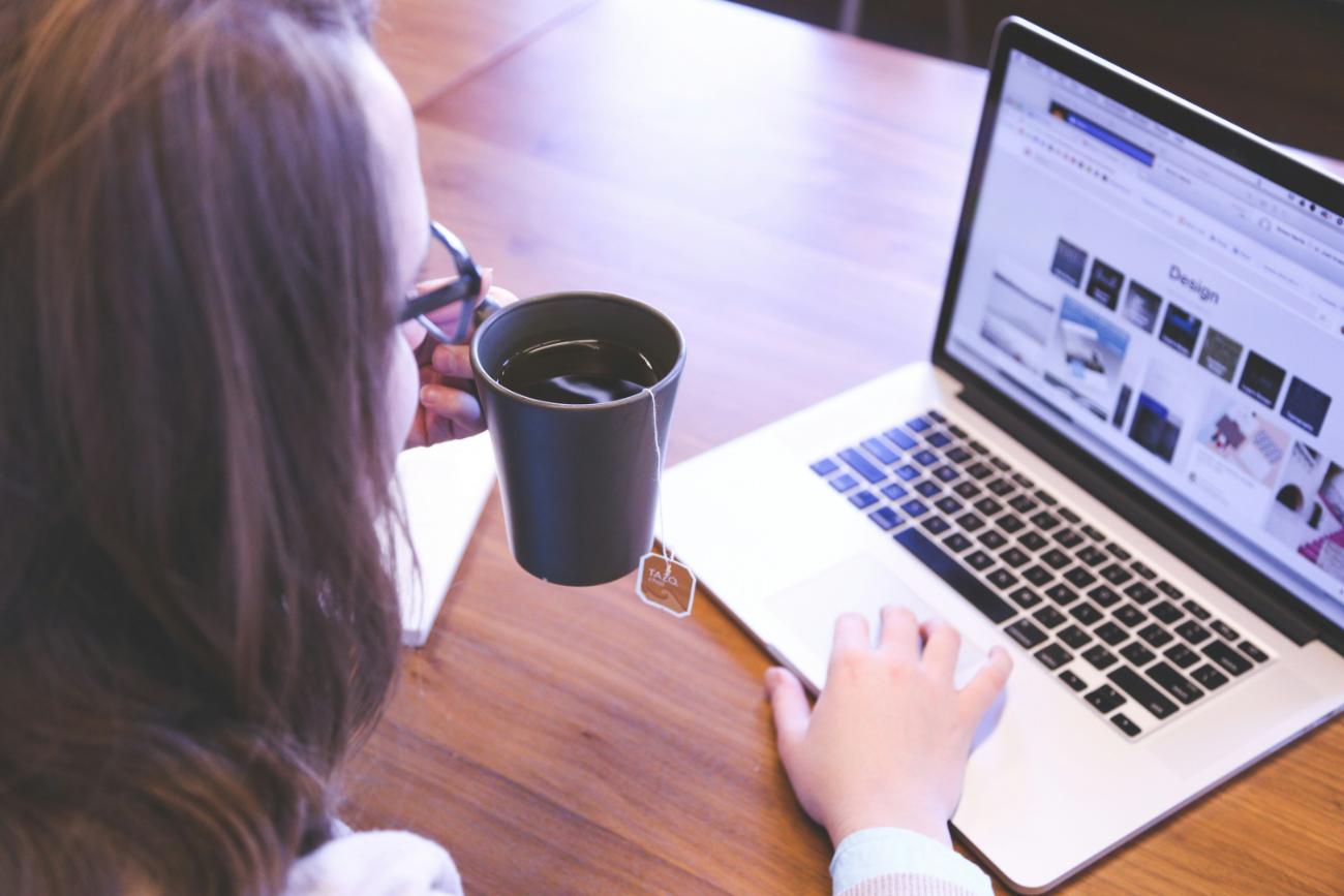Kaffetasse vor Laptopbildschirm