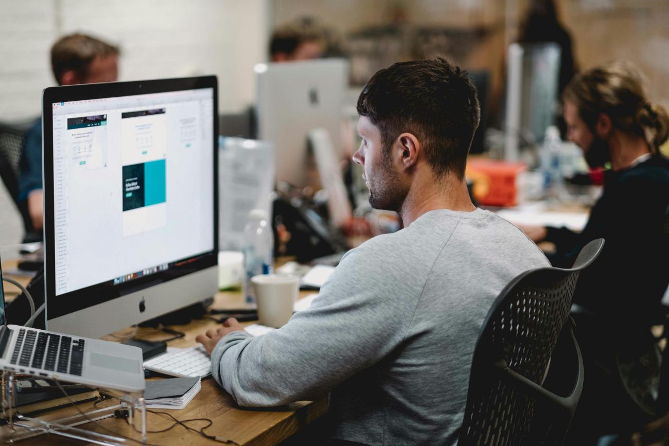 Person am Computer arbeiten